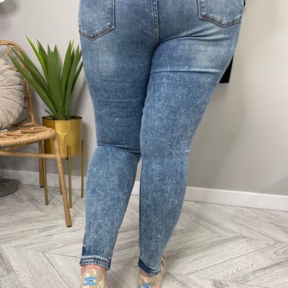 Judy Blue- High Waisted Acid Wash Jeans - Picture 4 of 4